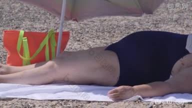 超重女子在减肥夏季海滩度假村
